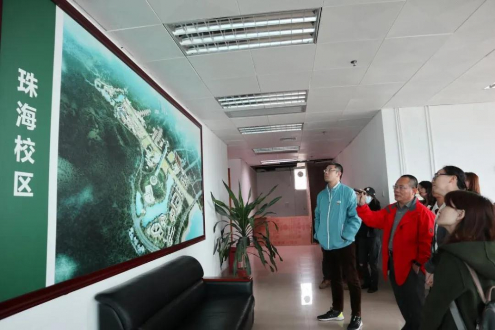 许景明副主任为学院师生介绍珠海校区布局