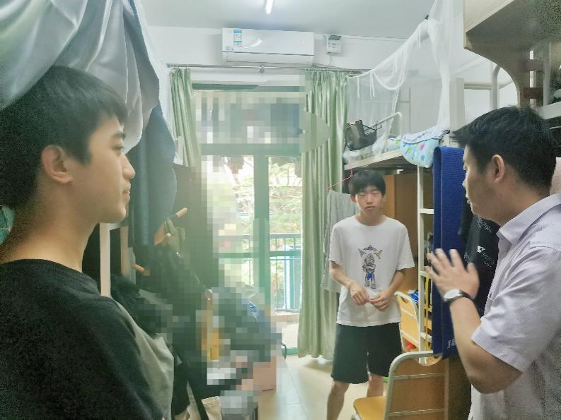 陶建杰副院长走访了明德园的本科生、研究生宿舍1