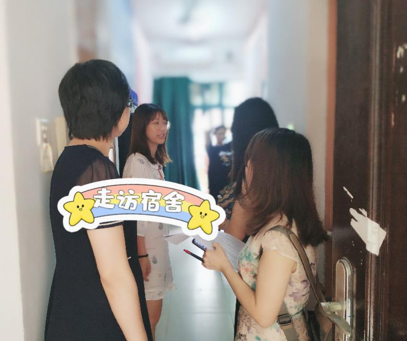黄伟娥副书记与梁洁瑜老师、要秀宏老师到女生宿舍开展检查2