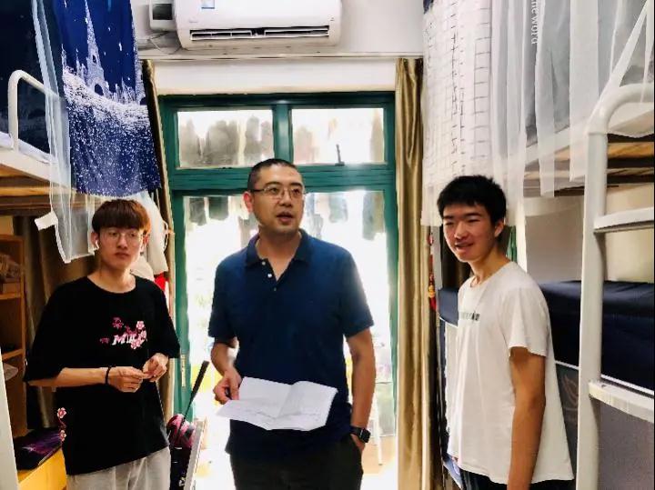 黄毅书记前往慎思园走访男生宿舍